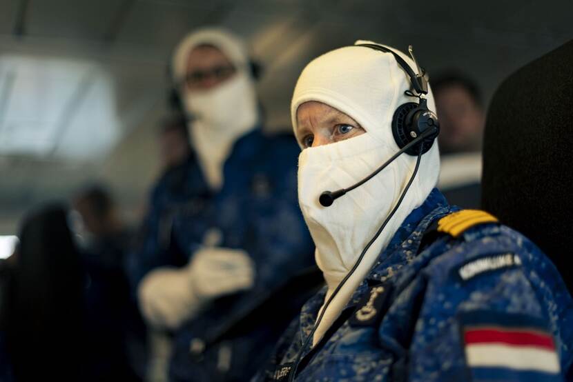 De commandant kijkt op een beeldscherm.