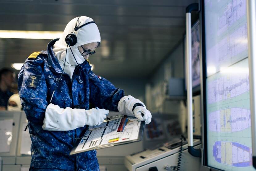 Luitenant-ter-zee der 1e klasse Sitara Hartsteen kijkt op een notitieblok