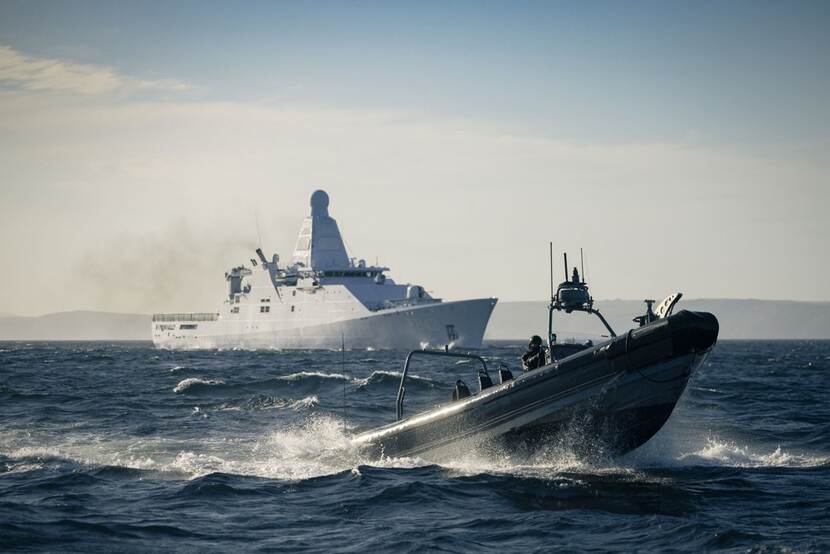 De Friesland met op de voorgrond een snelle onderscheppingsboot.