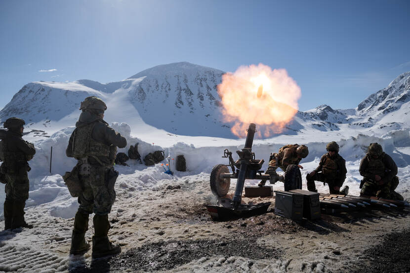Een mortier wordt afgeschoten in de bergen van Noorwegen