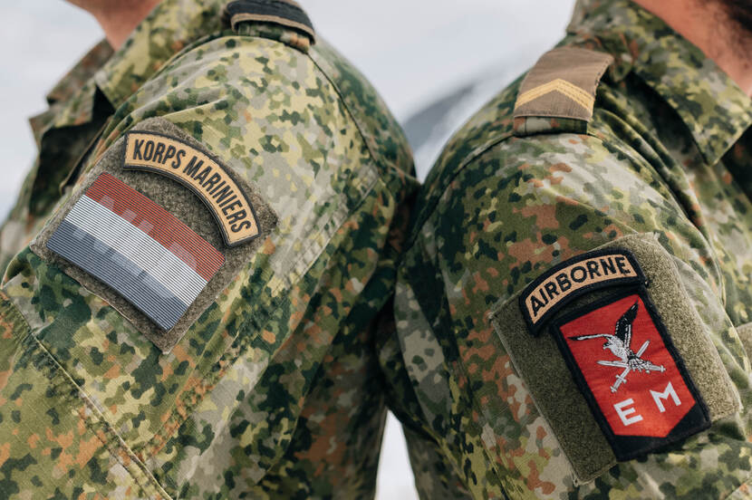 Twee patches, van Korps Mariniers en Luchtmobiel, schouder aan schouder.