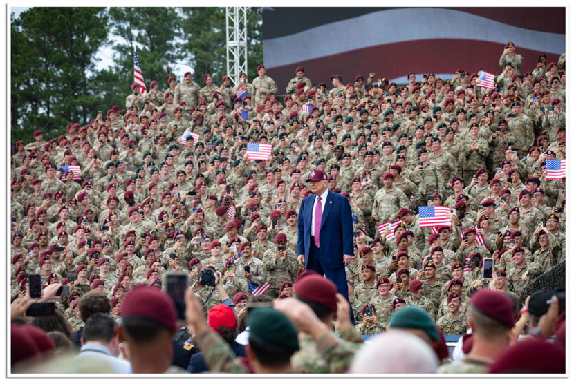 President Trump staat tussen militairen tijdens de viering van het 250-jarig bestaan van de US Army.