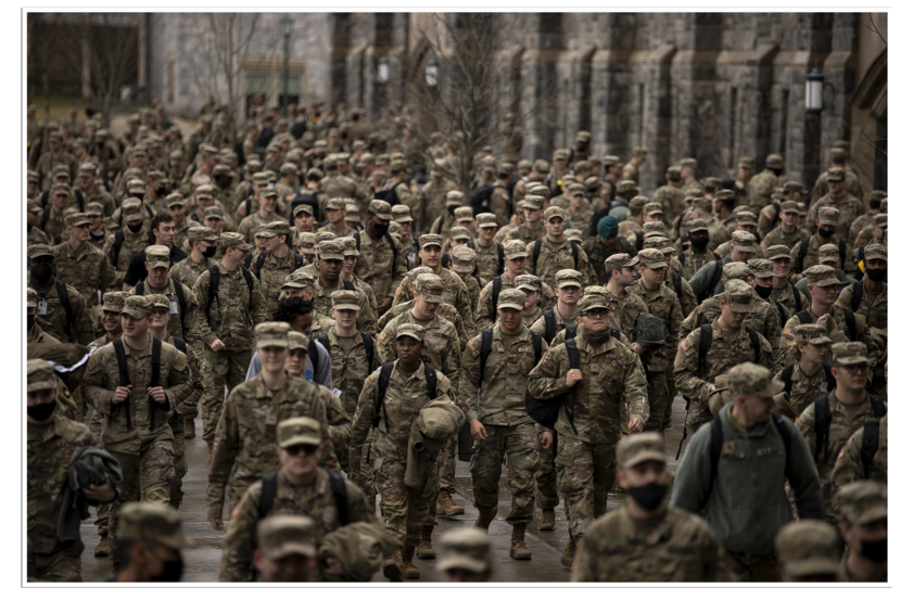 Tijdens de eerste opkomst krioelt het van de nieuwe studenten. Nog zo’n 300 van deze cadetten valt af tijdens de opleiding