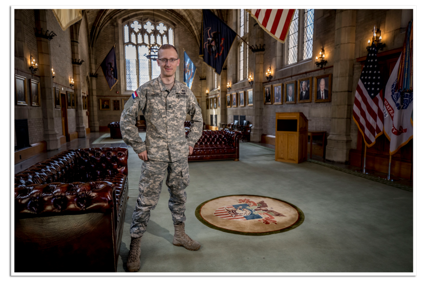 De eerste Nederlandse militair die afstudeerde aan West Point, Tom Jansen in een zaal van de Academie.