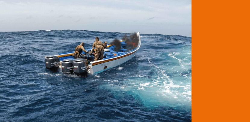 Militairen op een bootje. Zij hebben verdachten bij zich.