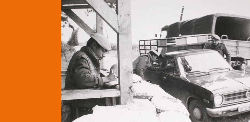 Een wachtpost van UNIFIL in Libanon controleert een passerende auto.
