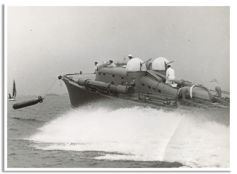 Een torpedo wordt afgevuurd vanaf een speedboot.