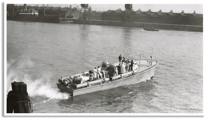 Zwart-witfoto van een boot op het water.