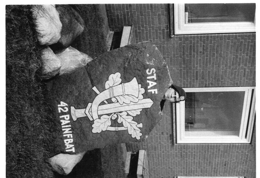 Korporaal Fred Hilligers in zwart-wit bij het bord van 42 Painfbat in 1969.