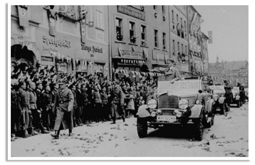Adolf Hitler wordt toegejuicht in de straten van Reichenberg, het huidige Liberec.