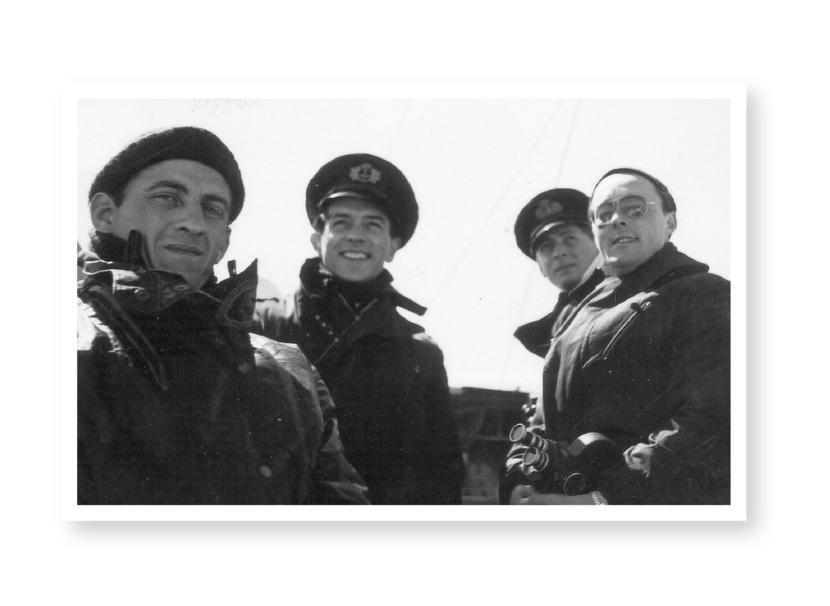 Zwart-witfoto van mensen op een boot, onder wie de prins.