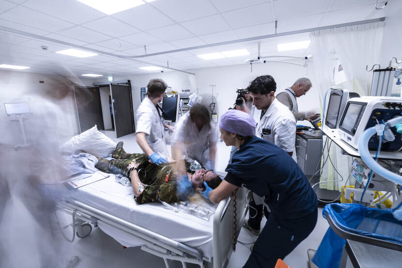 Vele handen aan het bed in de crashroom van het Calamiteitenhospitaal.