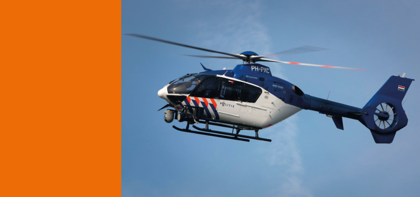 Een vliegende politiehelikopter.