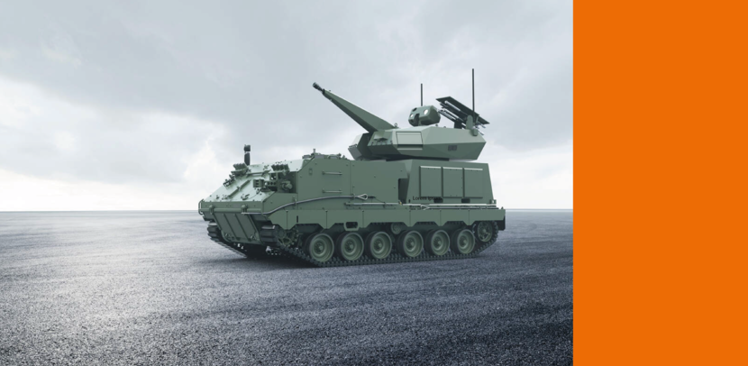 Pantservoertuig met luchtafweergeschut op een open terrein onder bewolkte lucht.