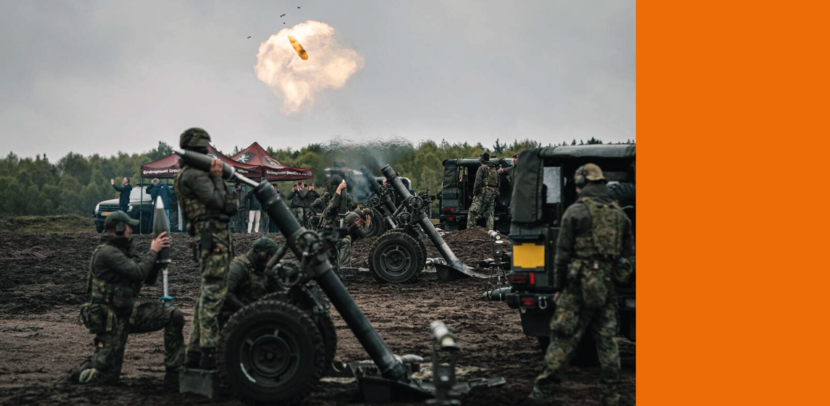 Militairen vuren mortieren af.