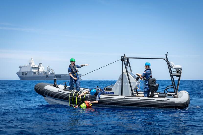 Een RHIB met op de achtergrond de Doorman op zee.