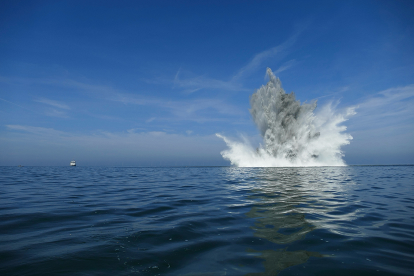 Een mijn is op zee tot ontploffing gebracht.