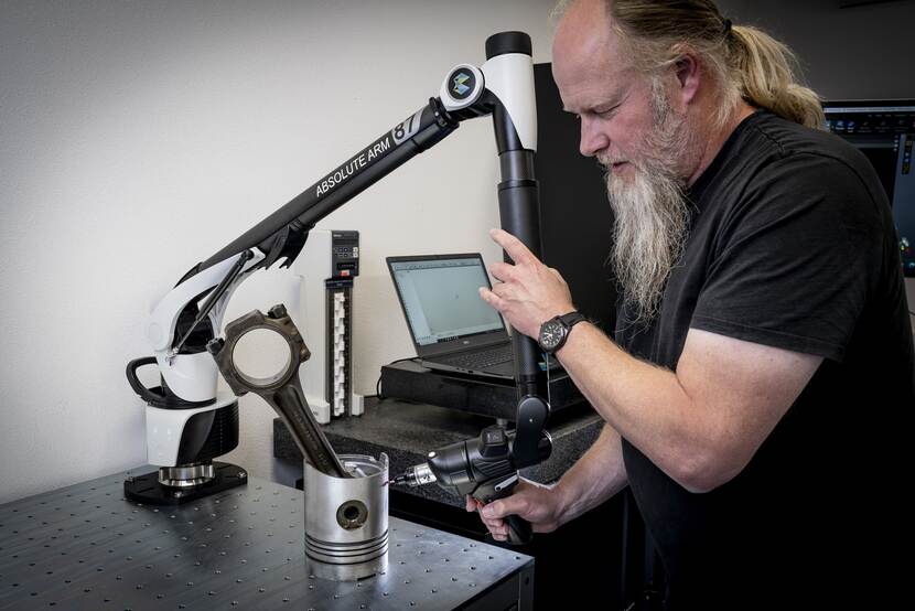 Een zuiger van een dieselmotor wordt 3D gescand.