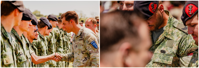 Een marinier schudt de hand van een Amerikaanse collega en krijgt een zwartgekleurde wing opgespeld.