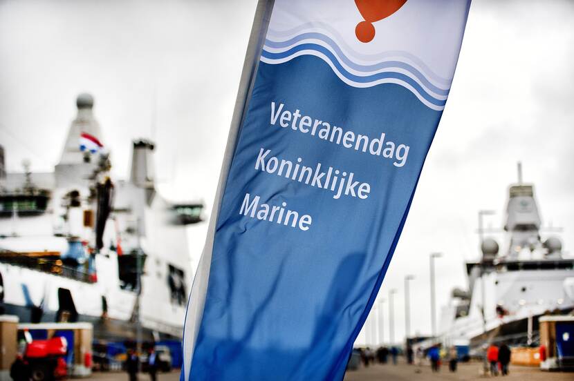 Een banier op de kade in De Helder met de tekst ‘Marine Veternanendag’.