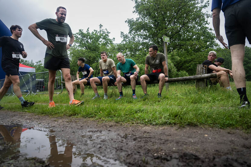 Sommige lopers namen onderweg even rust.