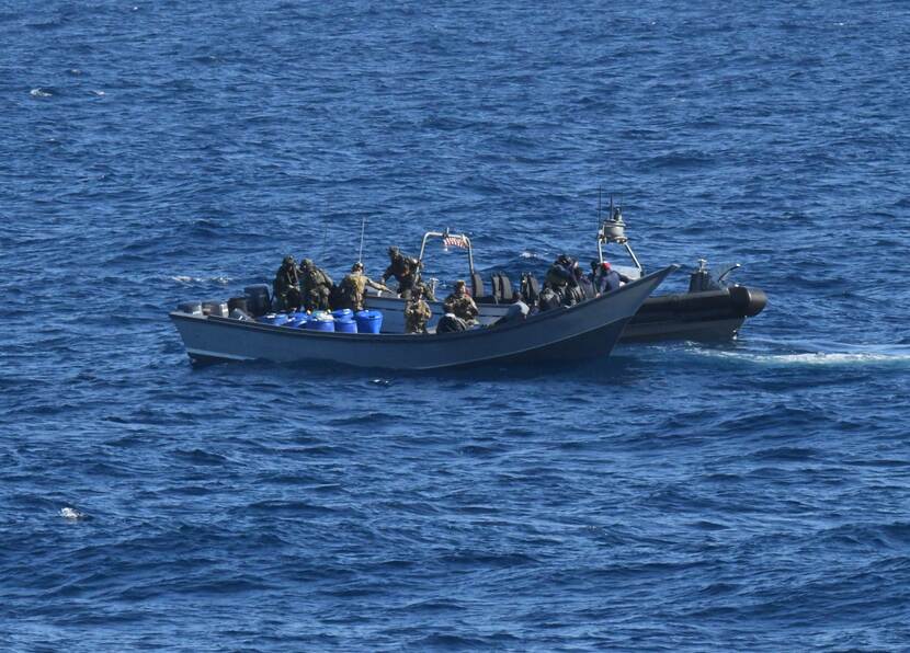 De aangehouden go-fast op zee met verdovende middelen aan boord.