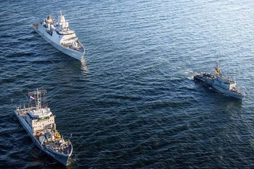 Zr.Ms. Tromp vaart samen met Zr.Ms. Luymes en een Duits vessel door de Oostzee voor operatie Baltic Sentry.