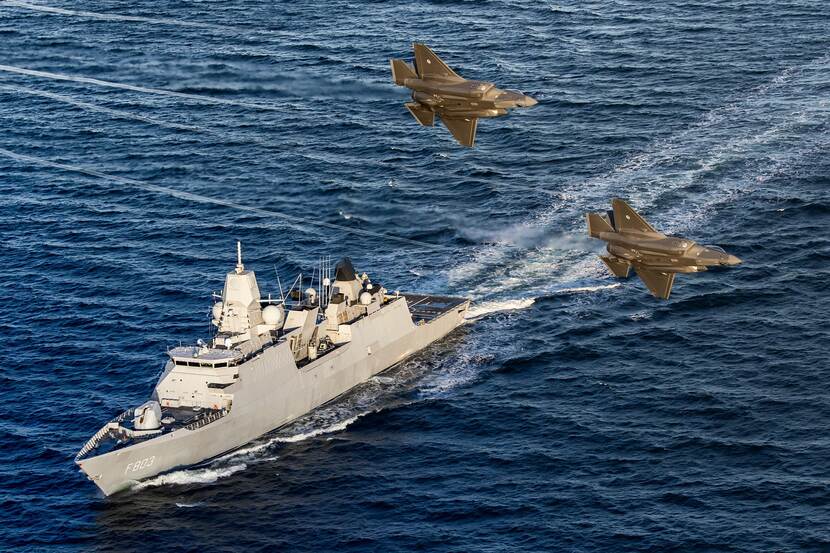 Zr.Ms. Tromp vaart door de Oostzee voor operatie Baltic Sentry terwijl 2 Nederlandse F35’s overvliegen.