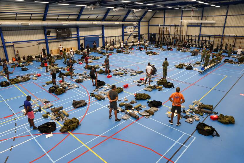 EMV’ers in een sportzaal met hun uitrusting uitgespreid over de grond.