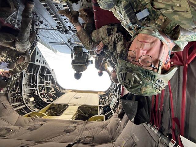 Kapitein ter zee (TD) Henk de Weerd in een transportvliegtuig.