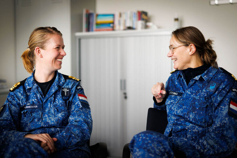 Links LTZ 1 Marlies Bouwmeester en rechts LTZ 1 (SD) Janet Sijtsma, in uniform in gesprek met elkaar.