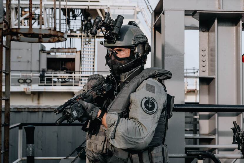Een operator met zijn wapen in een tactische positie voor de borst.