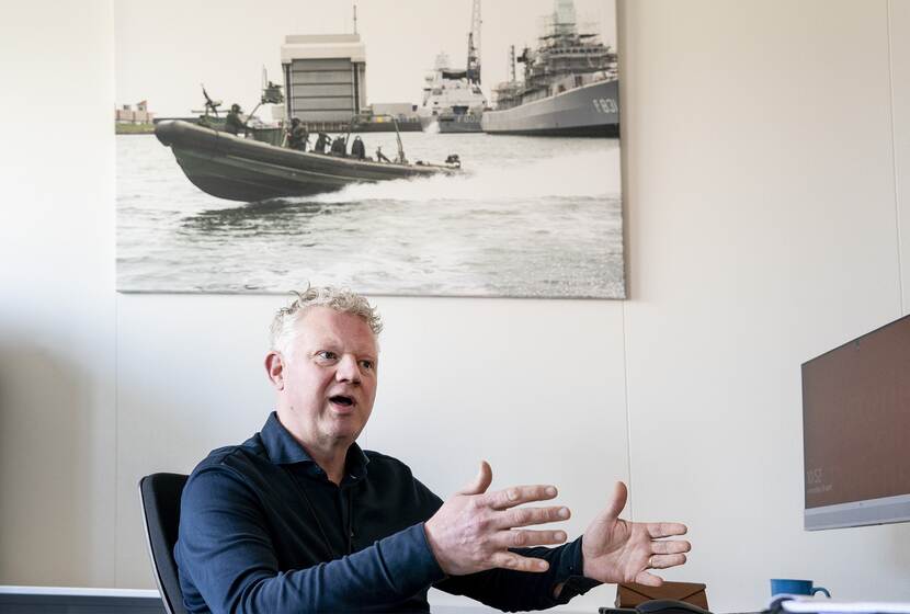 Patrick Kuiper in zijn kantoor achter een bureau.