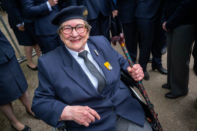 LTZ 2OC (SD) b.d. Toos van Rijsbergen in haar rolstoel vlak voor het vertrek van het defilé.
