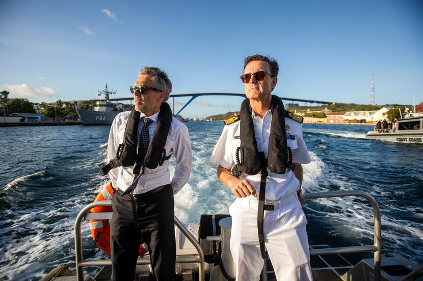 Premier Schoof en commandeur Walter Hansen op een snelle sloep.