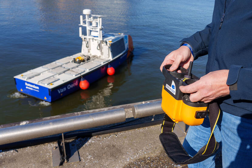Een onbemand onderzoeksvaartuig op zee.