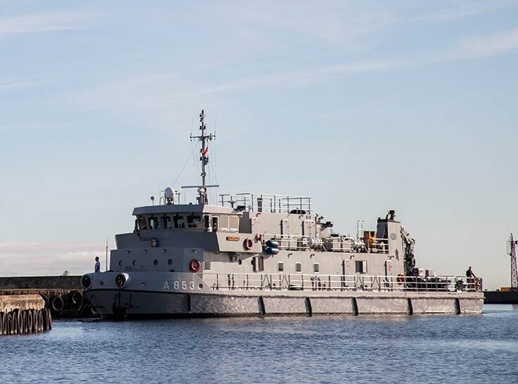 De Nautilus ligt tegen de kade.