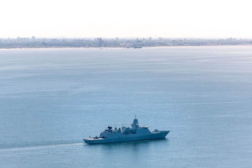 Zr.Ms. Tromp voor de kust bij Scheveningen.