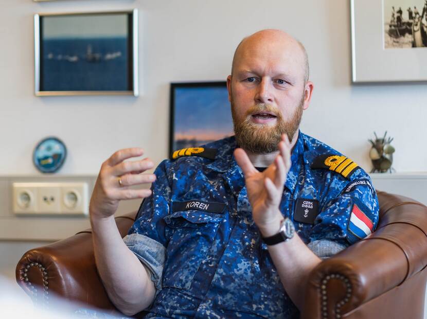 KLTZ Gerben Koren sprekend, zittend in een stoel.