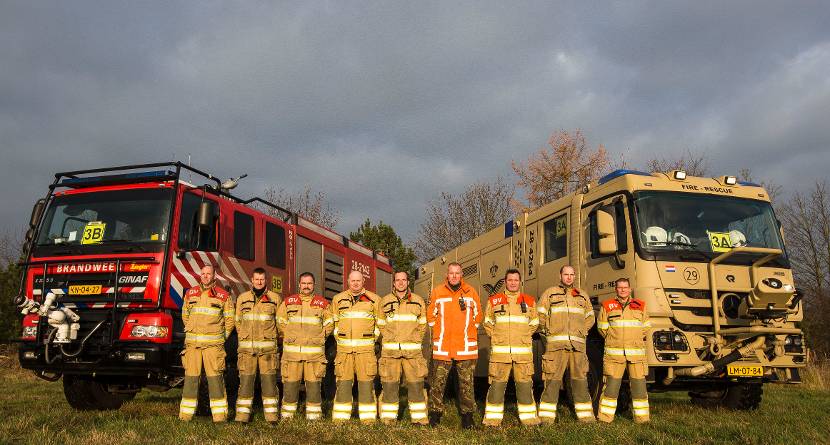 Brandweerlieden voor hun 2 voertuigen.