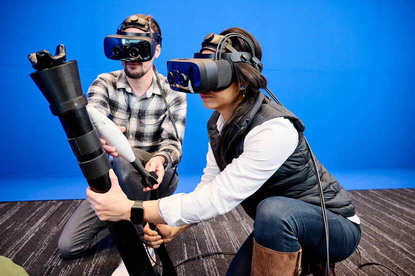 Man en vrouw testen simulator.