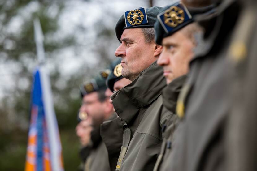 Een zijaanzicht van militairen van de Verbindingsdienst.