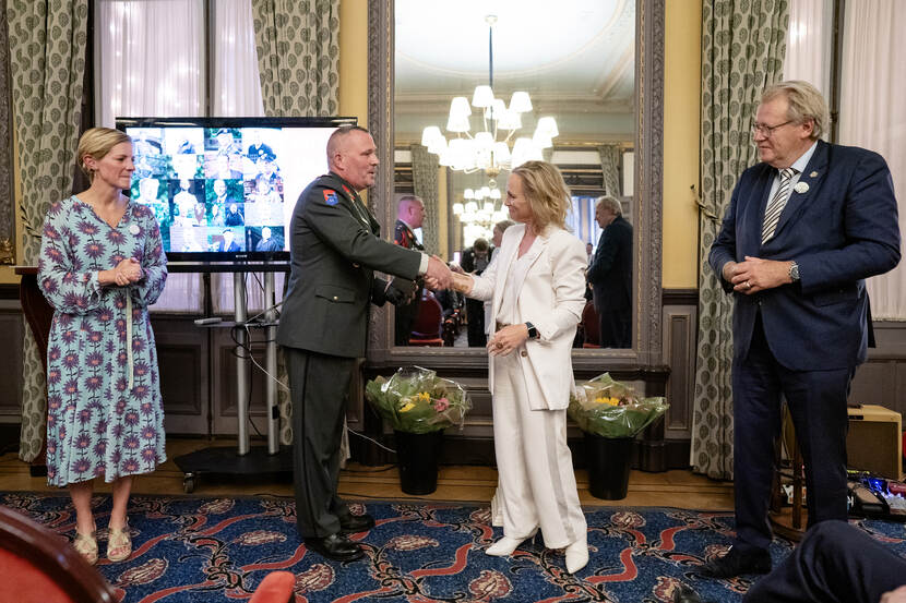 Adjudant van Dreumel schudt de hand van prinses Margarita de Bourbon de Parme