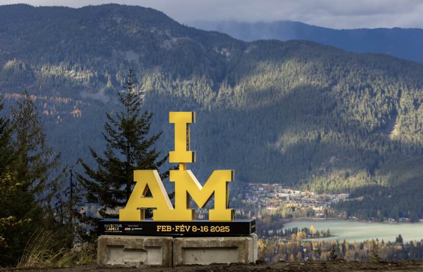 Het logo van de Invictus Games met op de achtergrond een berg.