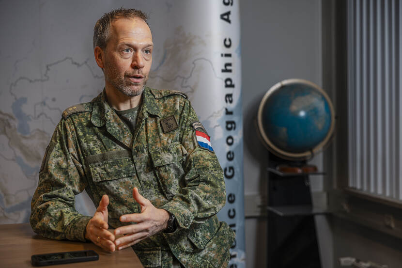 Een portret van Hoofd Defensie Expertise Centrum Dienst Geografie luitenant-kolonel Clemens Roos.