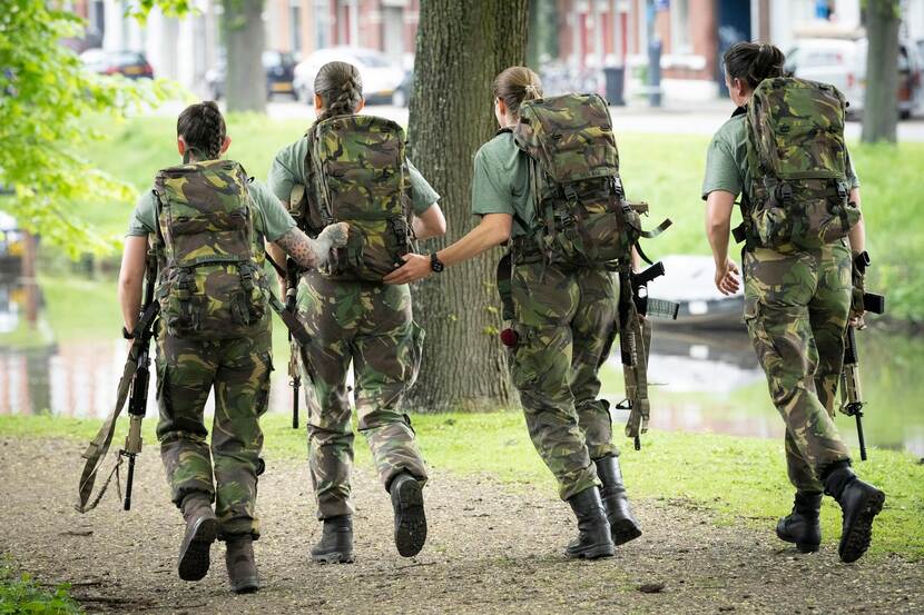 vrouwelijke militairen tijdens een marswedstrijd