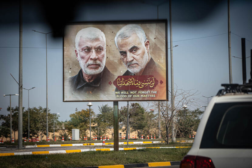 Een billboard met daarop het portret van de Iraanse opperbevelhebber Qasem Soleimani staat langs de weg in Bagdad.