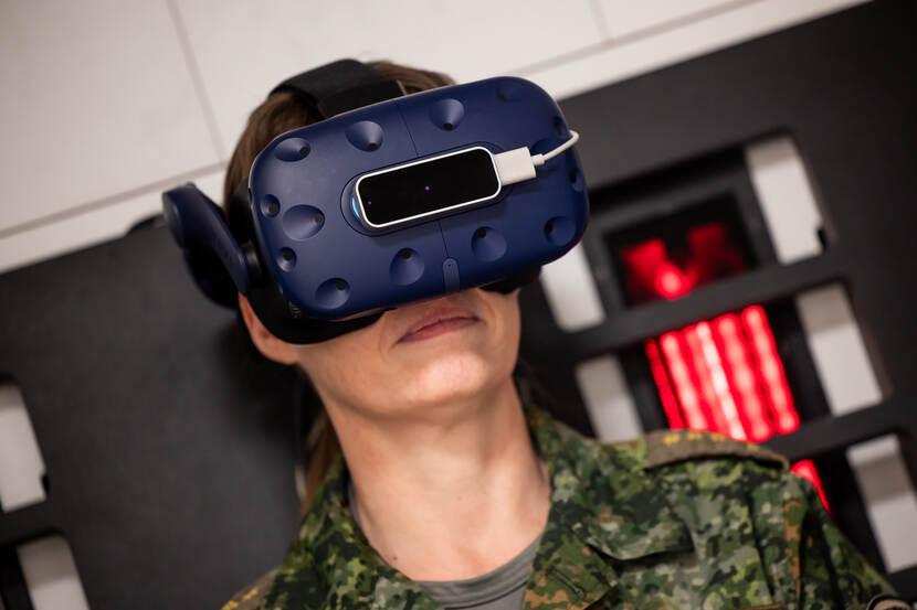 Een militair met VR-bril op