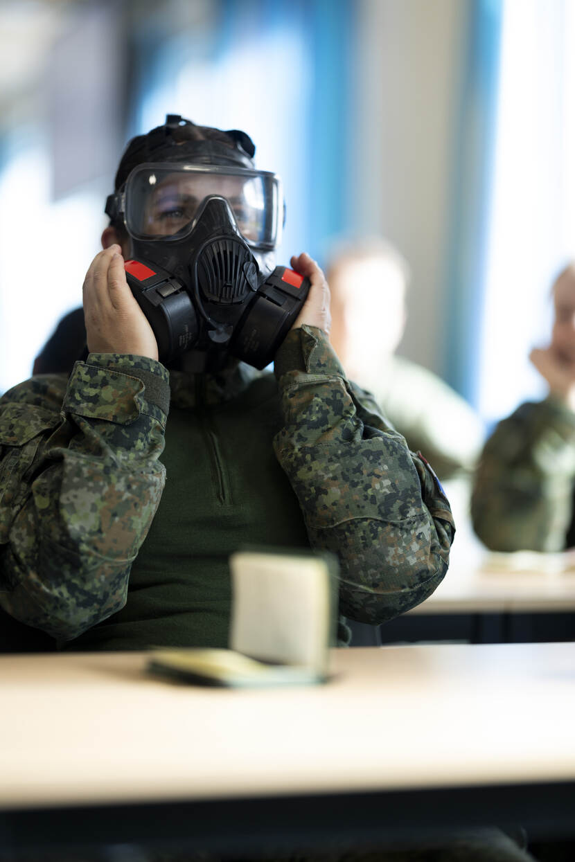 Soldaat-3 Smits in de schoolbanken op de Koninklijke Militaire Academie in Breda.