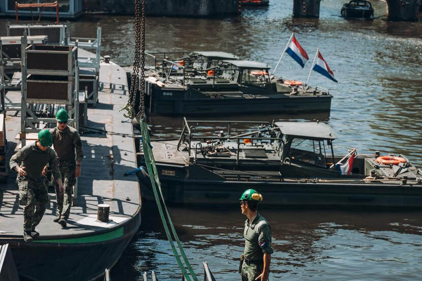101 Geniebataljon bouwt pontonbrug voor 5 mei-concert.